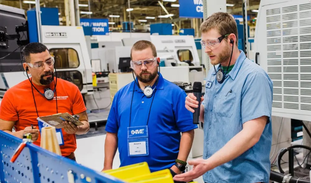 workers-in-shop-training